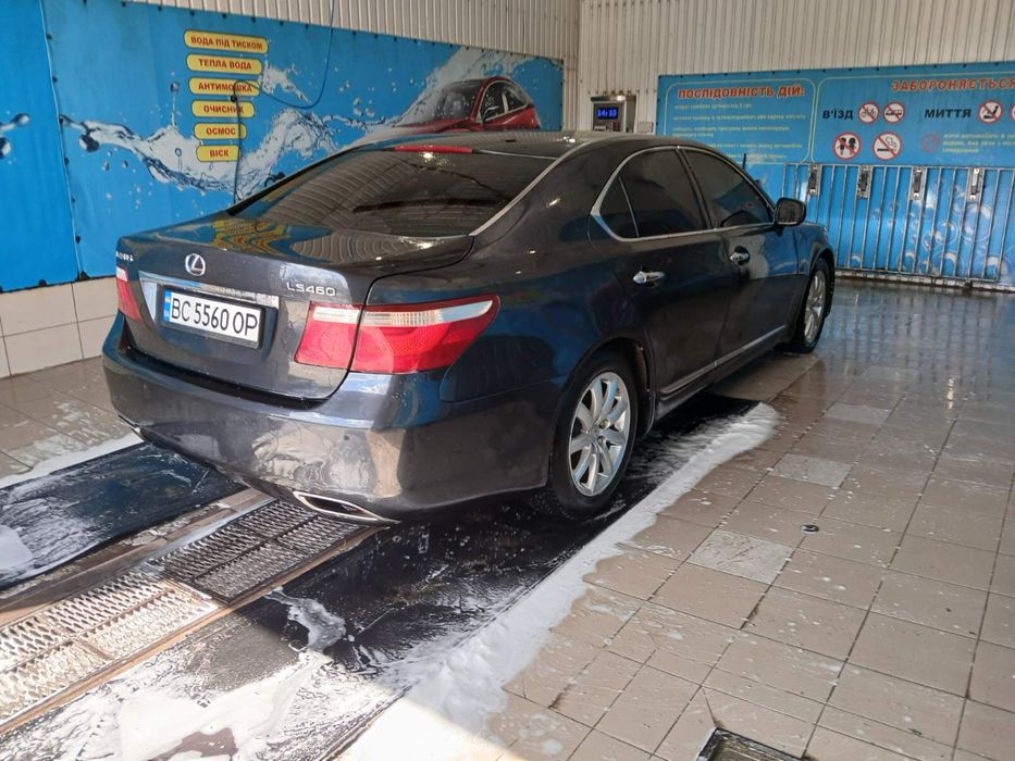 Автомобіль Lexus