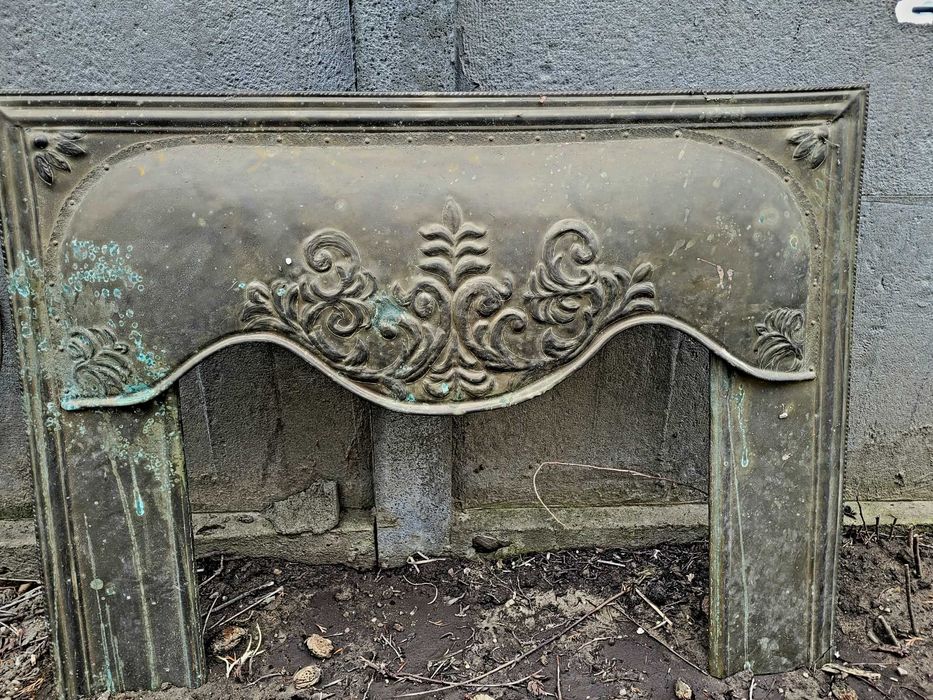 Portal kominkowy z brązu