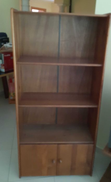 Armário de madeira em muito bom estado
