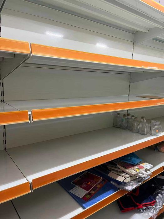 Estante metálica, adequada para uso em armazéns.