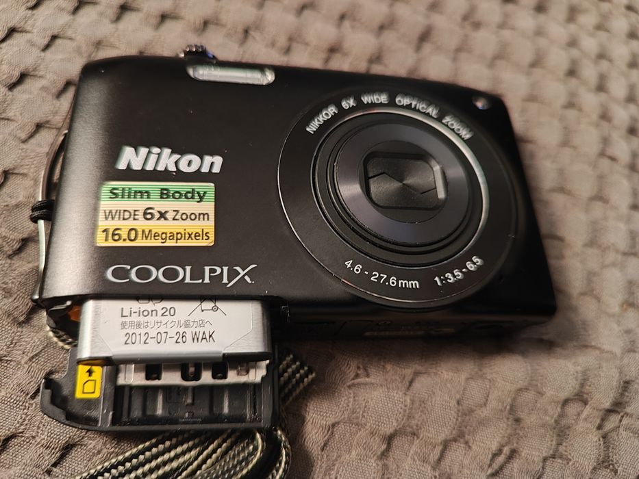 NIKON SLIM BODY COOLPIX. Em óptimo estado S/carregador