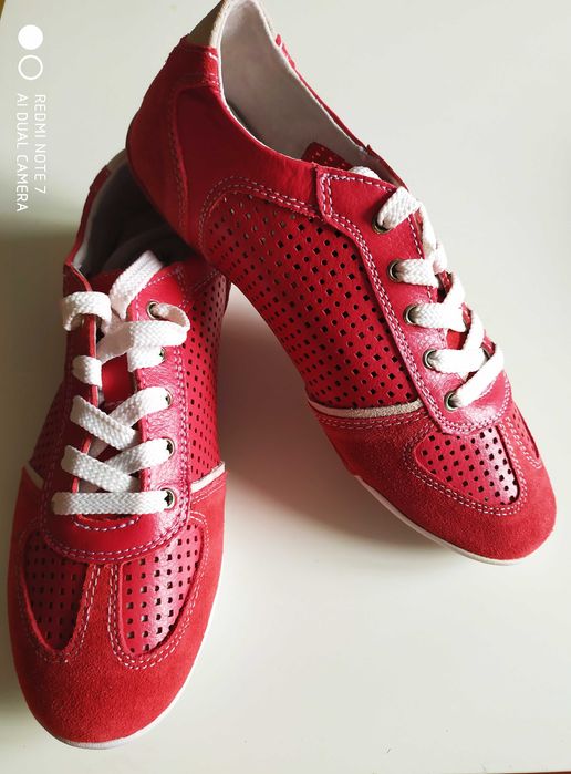 Czerwone ze skóry buty sportowe 38