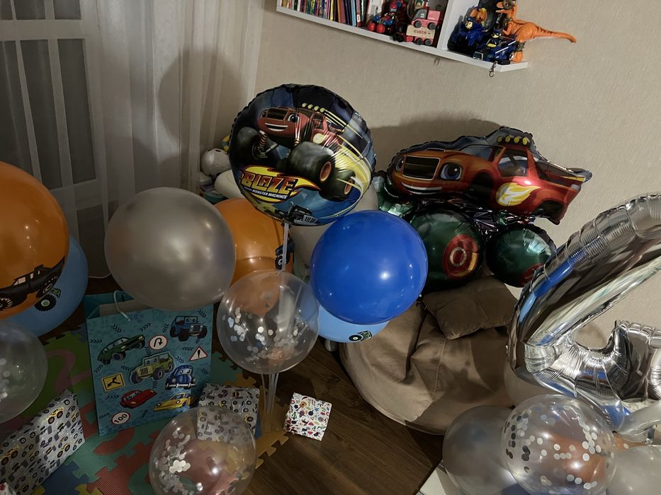 Фотозона. Кульки на день народження. Блиск. Вспыш. Blaze. Монстртрак
