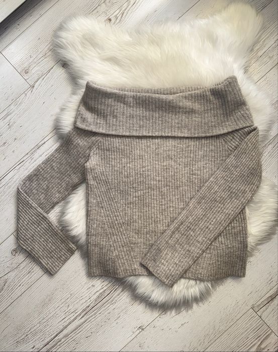 Sweter z odkrytymi ramionami