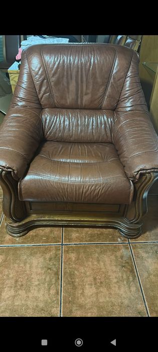 Sofás em madeira e pele