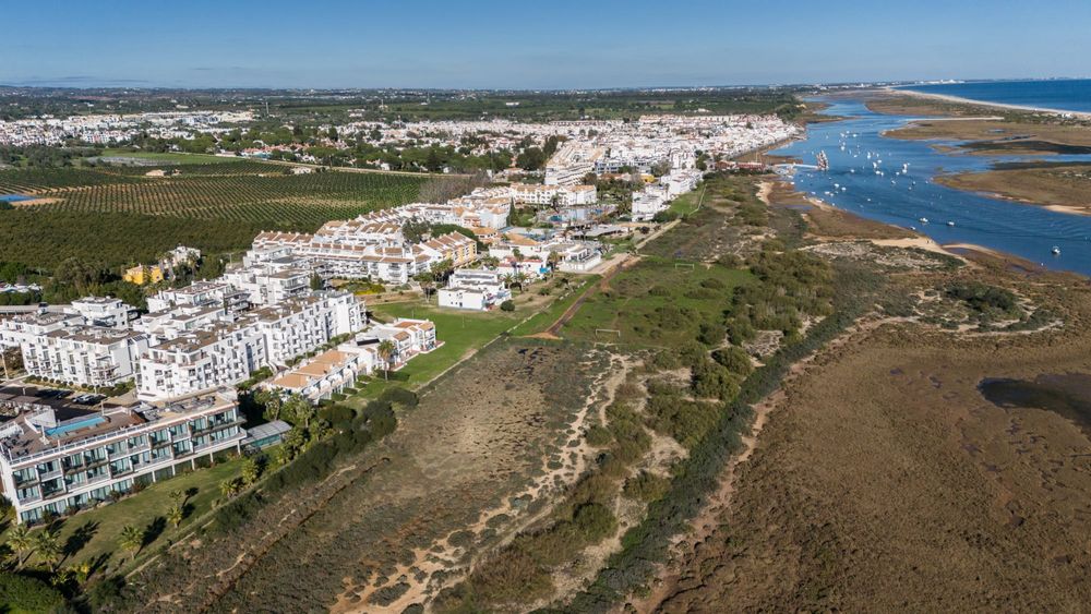 Apartamento T1 inserido Golden, Barco, piscinas, Jacuzzi, Animação