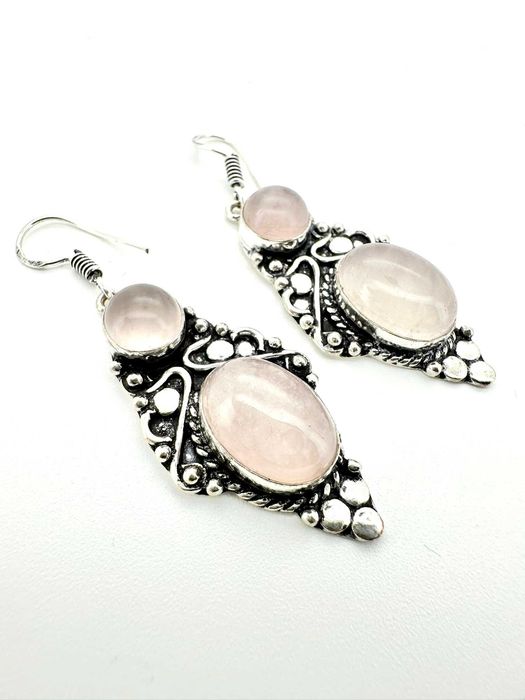 Kolczyki  z kamieniami naturalnymi
kwarc różowy. Próba 925