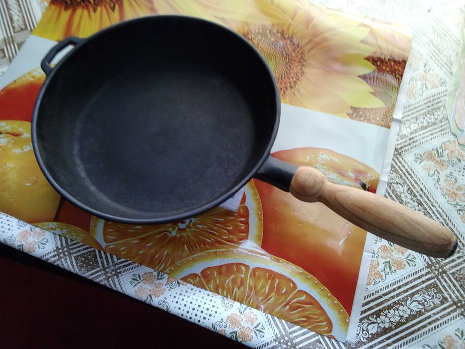 Продам сковороду чавунну з дерев*яною ручкою та скляною крышкою.