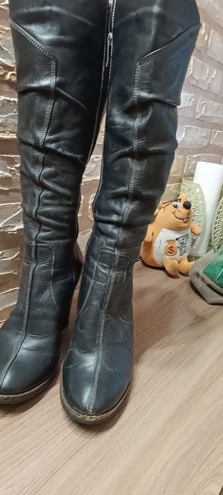 Чорні шкіряні чоботи