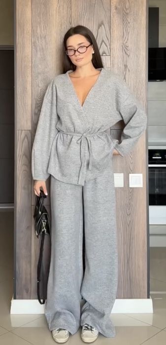 Костюм сірого кольору новий