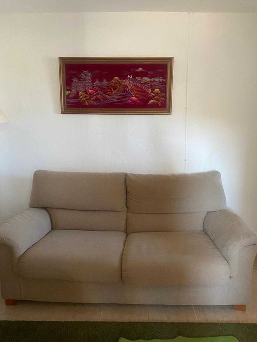 Sofa semi novo de 2-3 lugares Beje