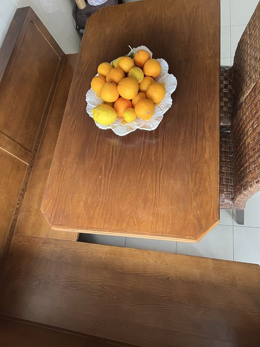 Mesa com banco de canto e duas cadeiras de cozinha/etc, como novo!