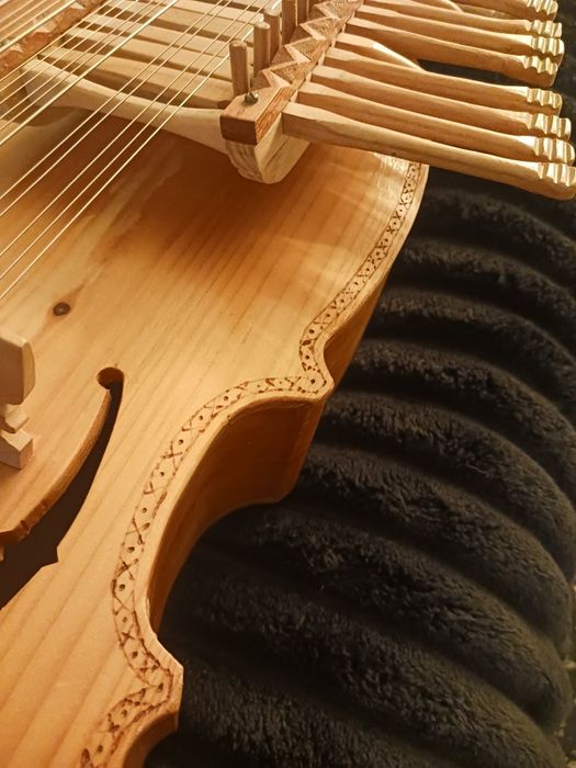 Nyckelharpa, Moraharpa, Viola d'amor