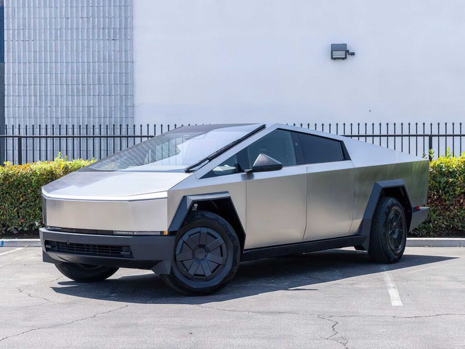 Tesla Cybertruck      2024