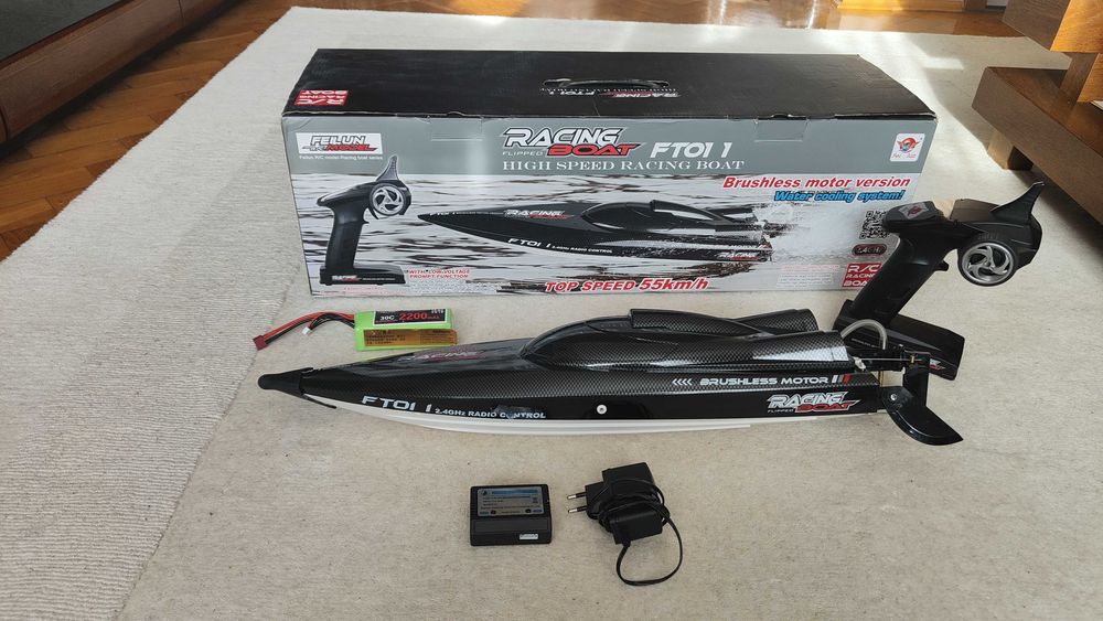 Łódź wyścigowa zdalnie sterowana