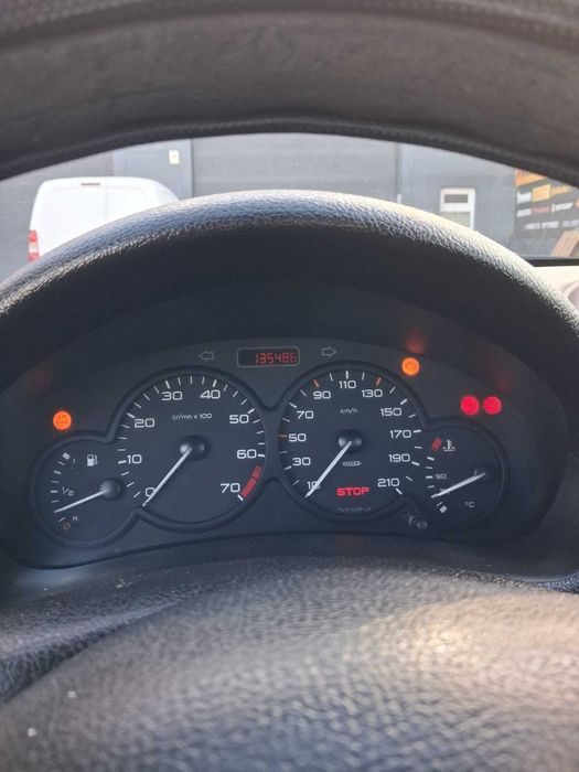 Peugeot 206 com apenas 135 mil quilómetros