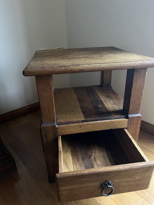 Mesa de cabeceira em madeira castanho velho