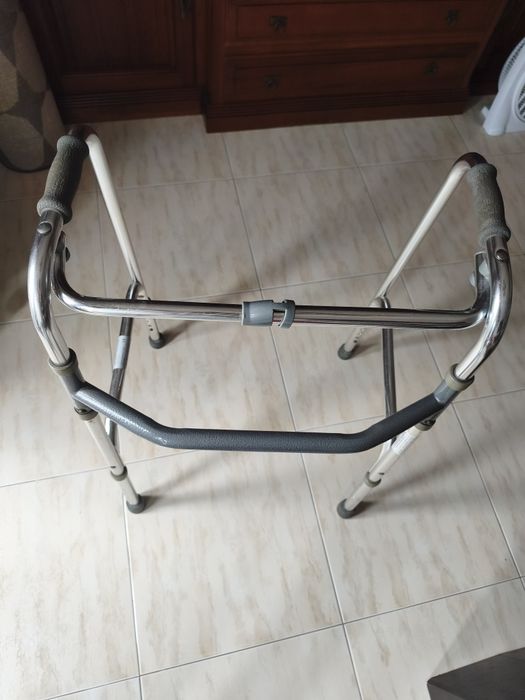 Andarilho articulado para idosos