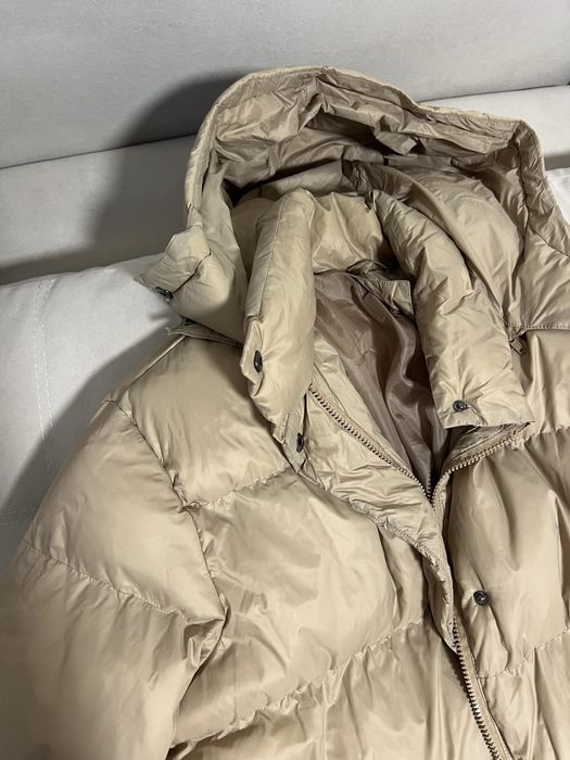 Жіночий пуховик у бежевому кольорі