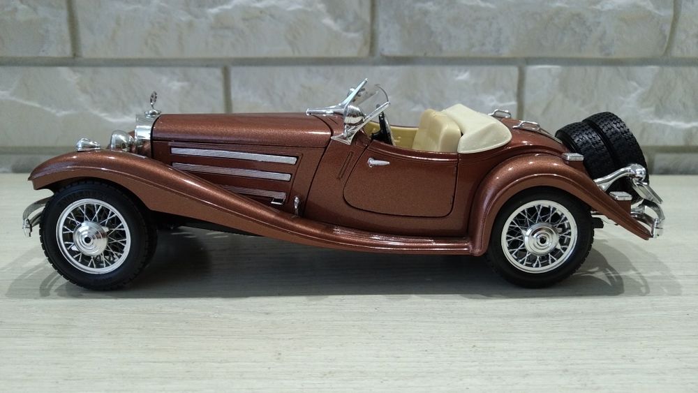 Колекційна модель Mercedes Benz в масштабі 1/20