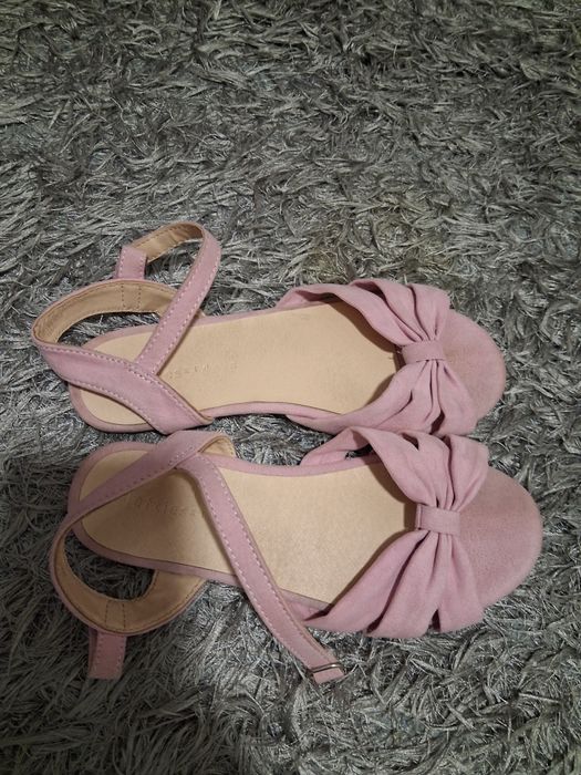 Botas tamanho 32 e sandalias tamanho 32
