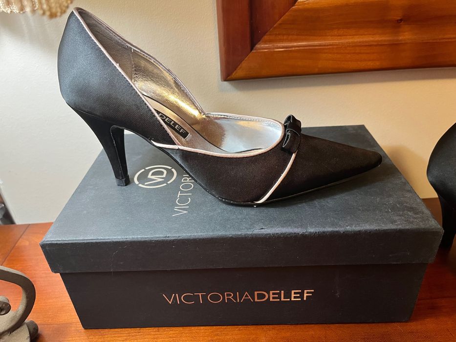 Sapatos de cetim preto e beje com salto de 8cm