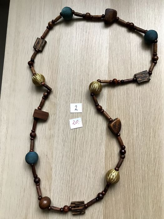 Naszyjniki z drewnianych elementów