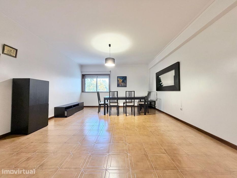 Apartamento T4 para arrendamento, situado na Rua Cândido de Oliveira