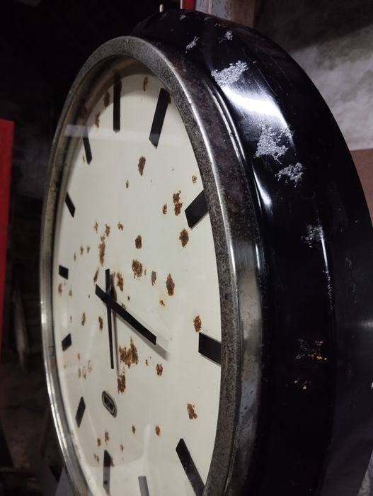 Relógio industrial antigo em esmalte