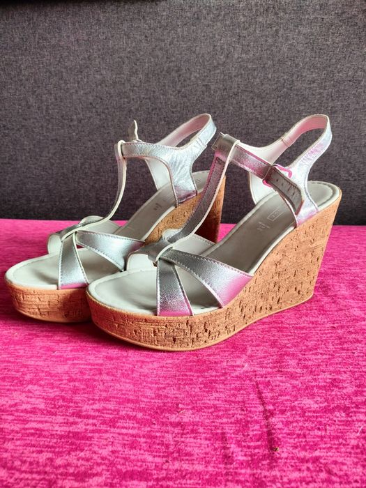 Nowe sandałki na koturnie