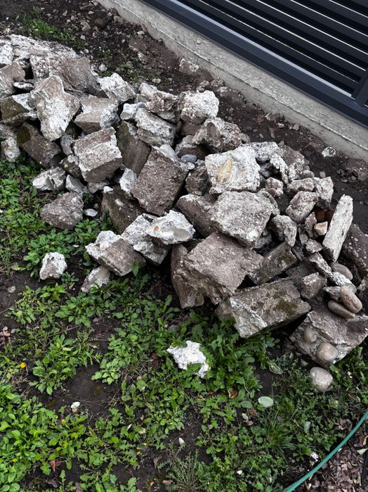 Демонтований фундамент, будівельні відходи
