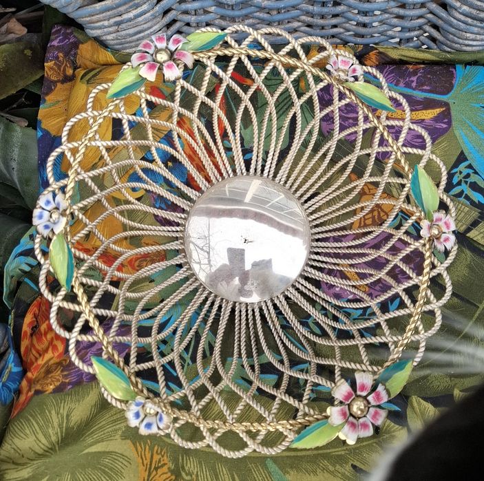 Cesto em metal.  Decoração.