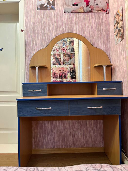 Туалетний столик (трюмо) для дівчини