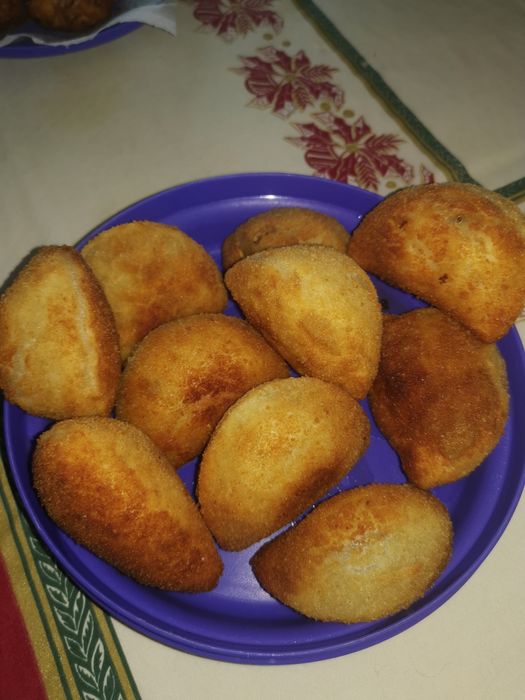 Venda de risois de carne e de peixe