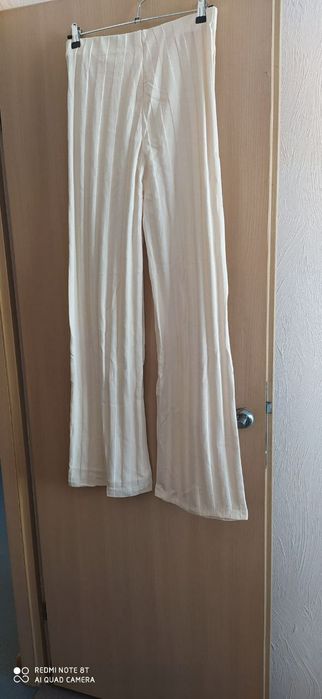 Брюки молочно- белого цвета