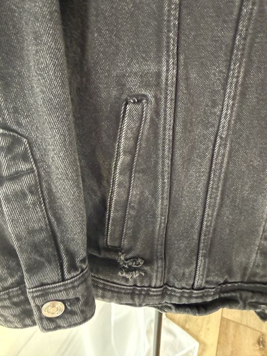 Damska, czarna kurtka jeansowa Stradivarius