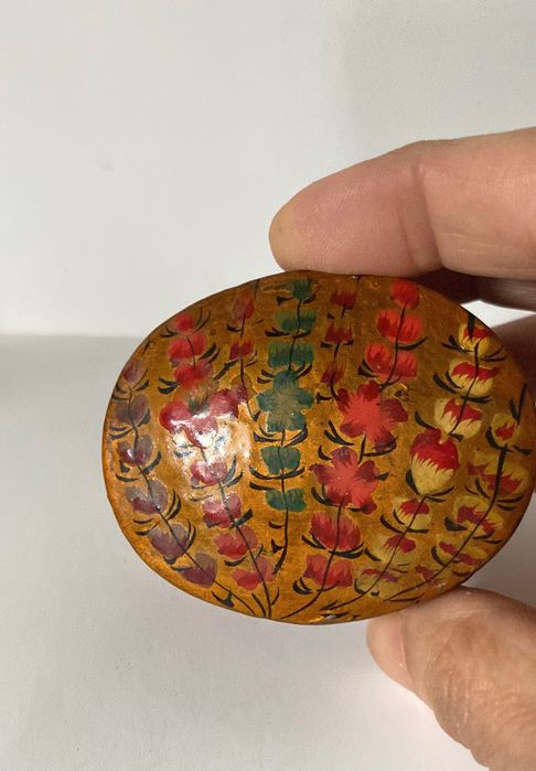 Pequena e linda caixa antiga.