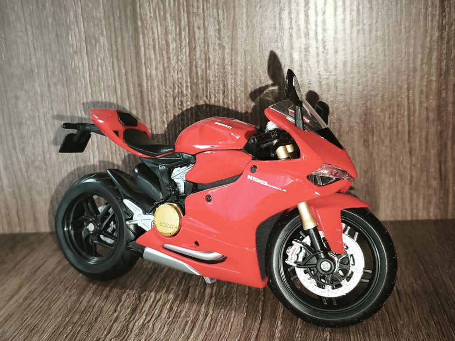 Іграшкова  модель мотоцикла Maisto Ducati 1199 Panigale 1:12