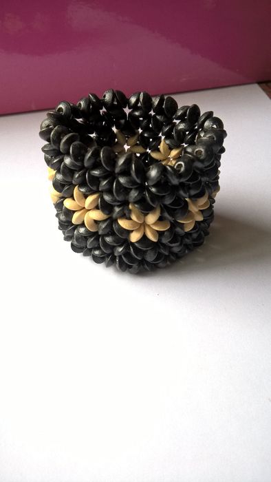 Pulseira missangas larga preto e bege (portes incluídos)