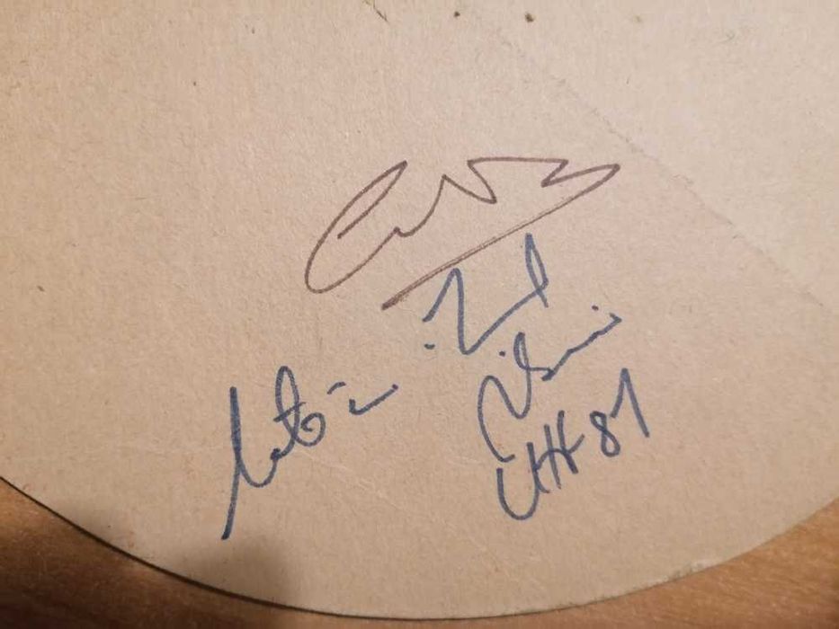 Pala Coca Cola autografada pelos UHF 1981