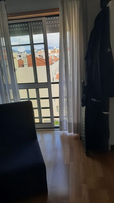 Aluga quarto estudante Nova SBE Carcavelos