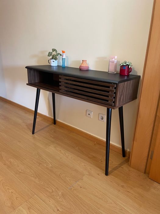 Mesa em madeira escura