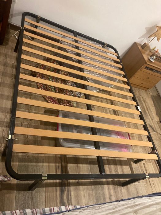 Cama casal estrado com pés