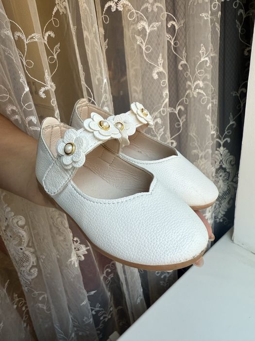 Туфлі молочного кольору для дівчинки