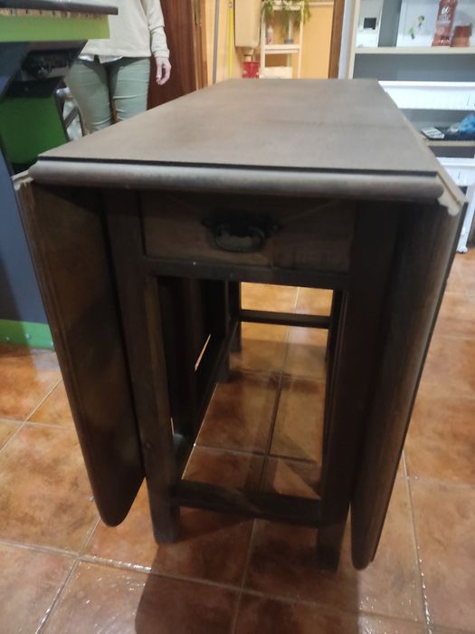 Mesa de refeição com abas