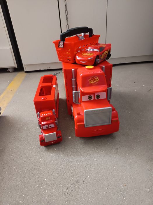 Disney Pixar Cars Original – Mack Transportador + Faísca McQueen + Lote de Brinquedos