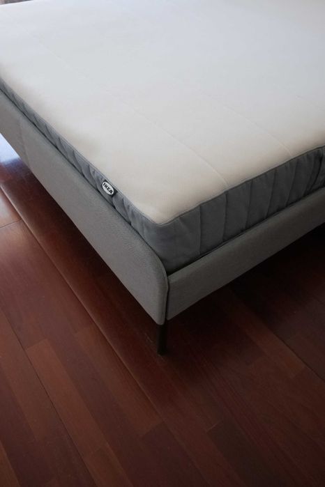 SLATTUM cama estofada com estrado