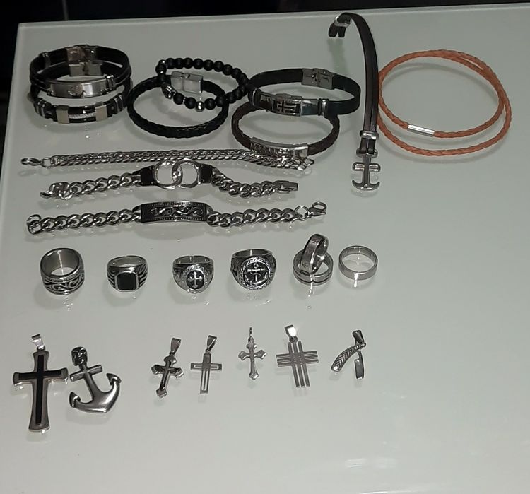 Anéis, pulseiras e medalhas para colares