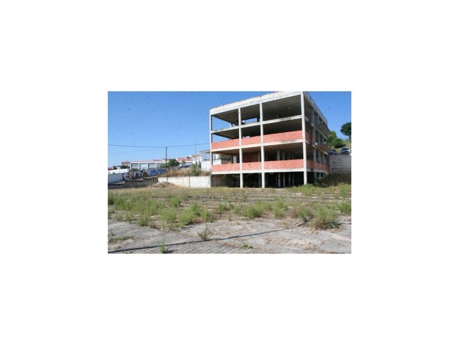 Lote urbano com construção iniciada em Alvito