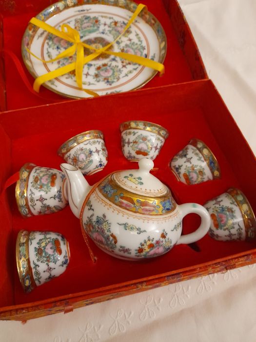 Conjunto de licor em loiça chinesa em caixa de seda